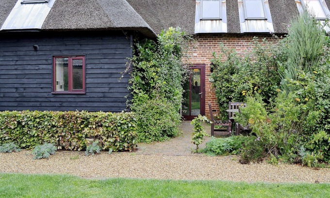 Potter Heigham House | Cozy 2 Bedroom Retreat in Catfield with Lake Views