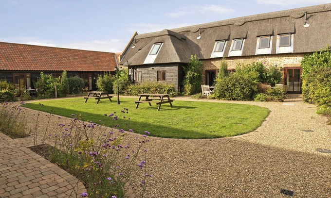 Potter Heigham House | Pet-Friendly 2 Bedroom Retreat with Lake Views in Catfield