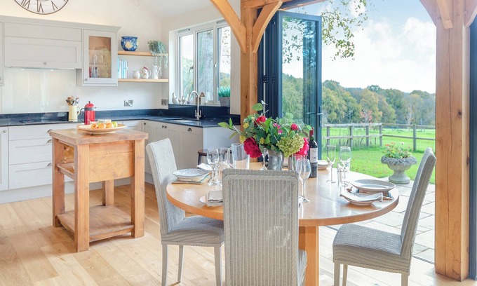 Barns Green Cottage | Comfortable 2-Bedroom Stay in Pet-Friendly Horsham