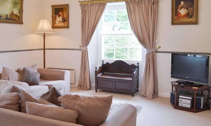 Liskeard Cottage | Relaxing 2 Bedroom Retreat in Liskeard with Pool & Spa