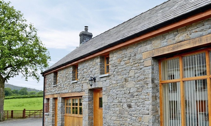 Llansadwrn Cottage | 2 bedroom accommodation in Llansadwrn, near Llandeilo