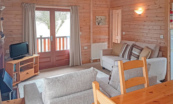 Newport Ski Chalet | Cozy Pine Lodge: Ideal Retreat for Couples and Families