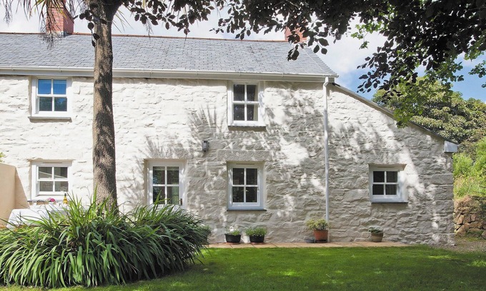 Rosudgeon Cottage | Cozy 2 Bedroom Retreat in Rosudgeon with Ocean View