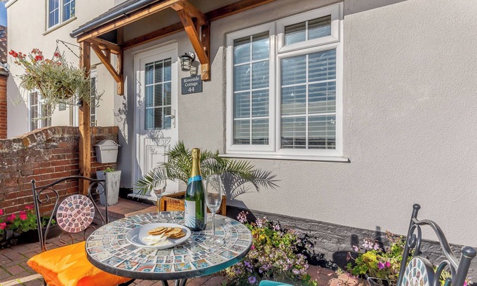 Reedham Cottage | Spacious 2 Bedroom Accommodation in Scenic Reedham