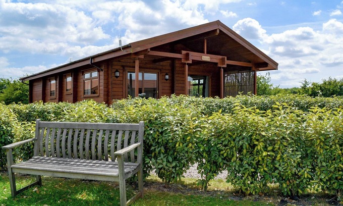 Skegness Cottage | Relaxing Hot Tub Retreat with Lake and Ocean Views