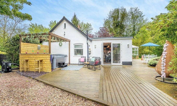 Skegness Cottage | Cozy 2-Bedroom Retreat in Bratoft, Near Burgh-le-Marsh