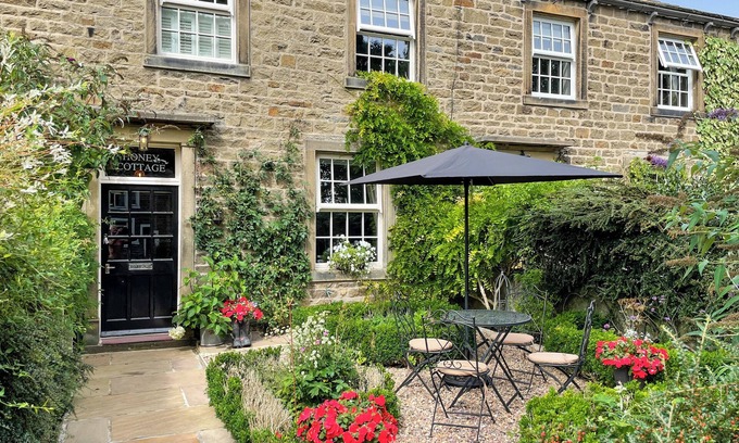 Eshton Cottage | Honey Cottage: A Cozy Retreat with Lake Views and Breakfast