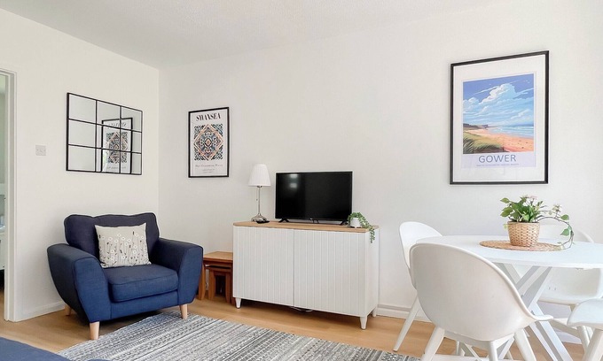 Oxwich Cottage | Cozy 2-Bedroom Retreat in Swansea, Steps from Gower Peninsula