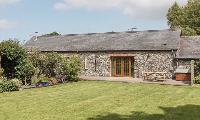Tregaron Cottage | Inviting 2 Bedroom Getaway in Tregaron with Great Amenities
