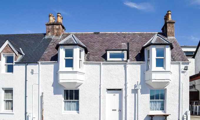 Ullapool Cottage | Ideal 2 Bedroom Stay with Oceanfront Views in Ullapool