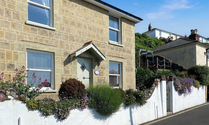 Ventnor Cottage | Ideal 2 Bedroom Getaway in Ventnor with Ocean Views