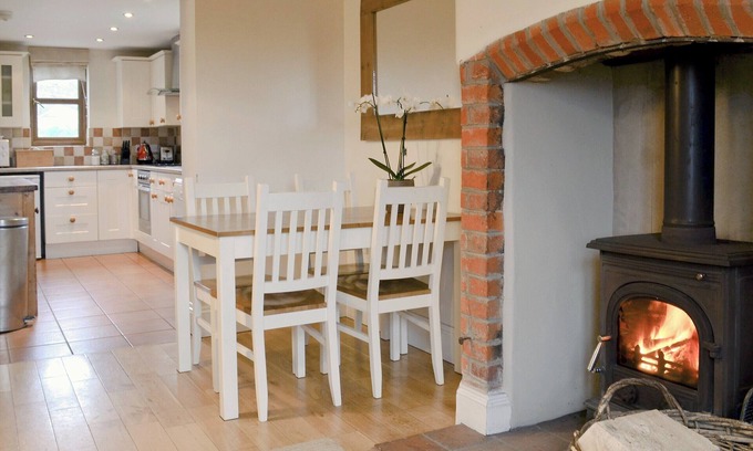 Aubourn Cottage | Charming 2 Bedroom Stay in Norton Disney with Lake View