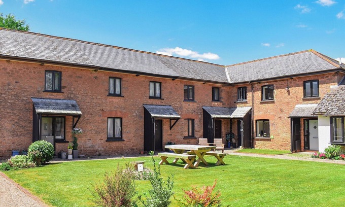 Bicton Cottage | Comfortable 2-Bedroom Stay in Colaton Raleigh, Near Sidmouth