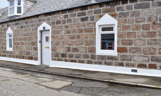 Buckie Cottage | Pet-Friendly 2 Bedroom Retreat in Portknockie with Ocean Views