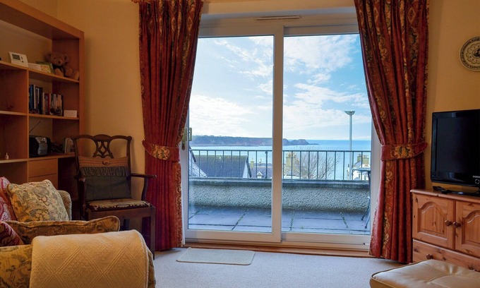 Cullen Cottage | Comfortable 2 Bedroom Stay in Cullen with Ocean Views