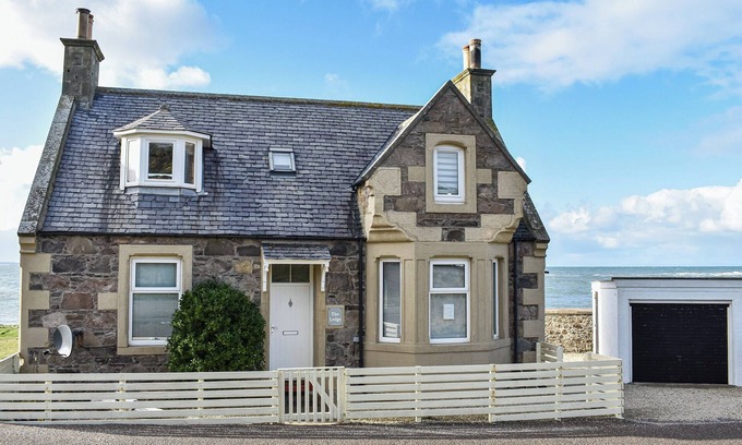 Buckie Cottage | Experience Enchanting Sea Views and Golf Course Access