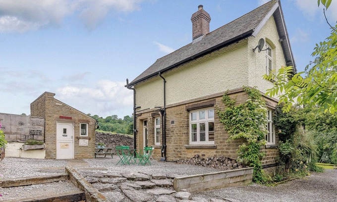 Millers Dale Cottage | Pet-Friendly 2 Bedroom Stay in Miller’s Dale, Near Buxton