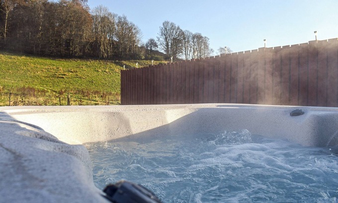Crieff Cottage | Two-Bedroom Retreat with Spa and Lake Views in Crieff