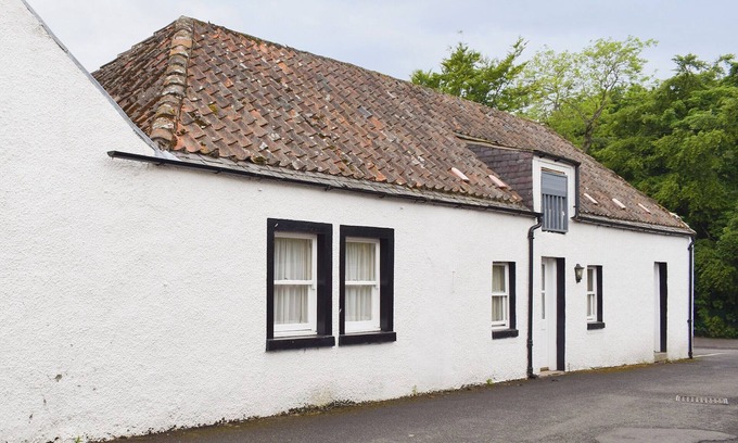 Pool of Muckhart Cottage | Charming 2-Bedroom Stay in Muckhart, Near Gleneagles