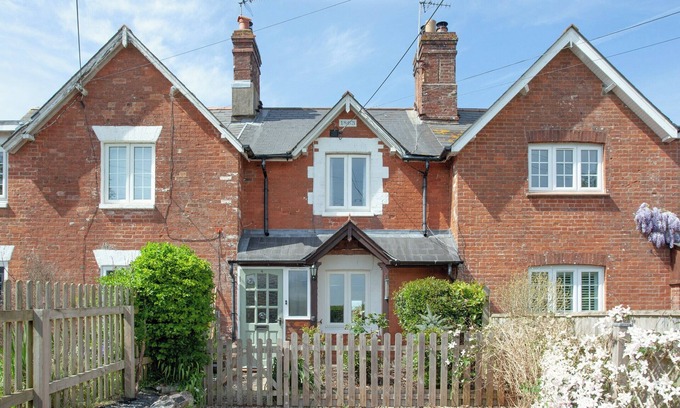 Clyst Saint George Cottage | Pet-Friendly 2 Bedroom Accommodation in Clyst St. George