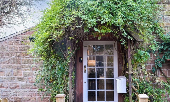 Hayton Cottage | Cozy 2-Bedroom Retreat in Scenic Hayton with Lake Views