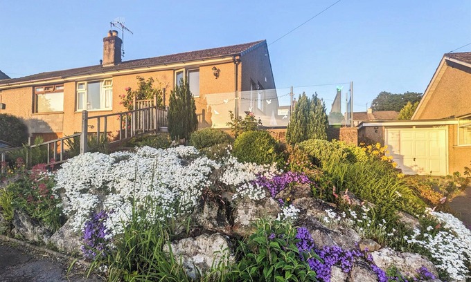 Kendal Cottage | Charming 2-Bedroom Stay in Beautiful Kendal with Lake View