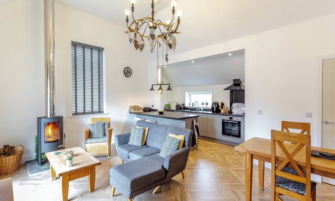 Altnaharra Cottage | Charming 2 Bedroom Retreat in Altnaharra with Lake Views