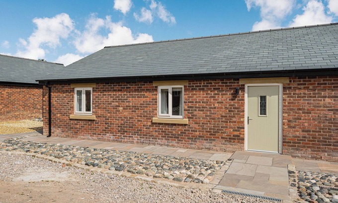 Lytham St. Anne's Cottage | Family-Friendly 2 Bedroom Stay in Lytham with Kitchen