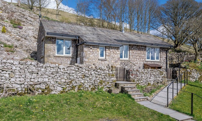 Malham Cottage | Modern 2 Bedroom Retreat in Scenic Malham with Lake View