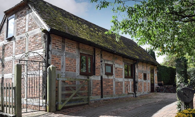 Malvern Cottage | Pet-Friendly 2 Bedroom Retreat in Welland, Near Malvern