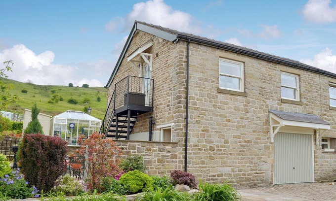 Dobcross Cottage | Family-Friendly 2 Bedroom Retreat in Mossley with Breakfast