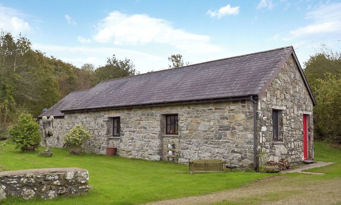 Newport Cottage | Pet-Friendly 2 Bedroom Retreat in Fachongle Ganol