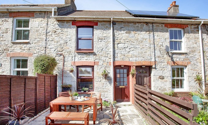 Penryn Cottage | Cozy 2 Bedroom Retreat in Mabe with Ocean Views