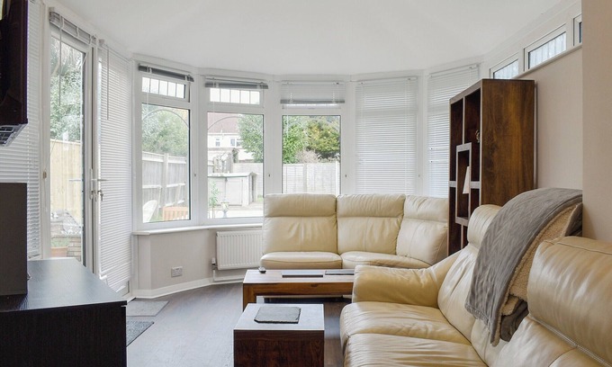 Hamworthy Cottage | Cozy 2-Bedroom Retreat with Oceanfront Views in Poole