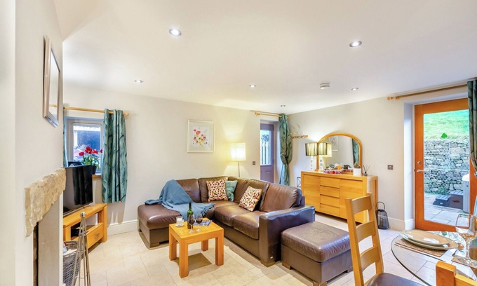 Fence Cottage | Inviting 2 Bedroom Getaway in Sabden with Hot Tub & Kitchen