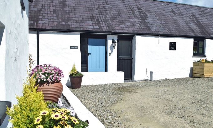 Lydstep Cottage | Bright 2 Bedroom Getaway in Lydstep, Near Tenby