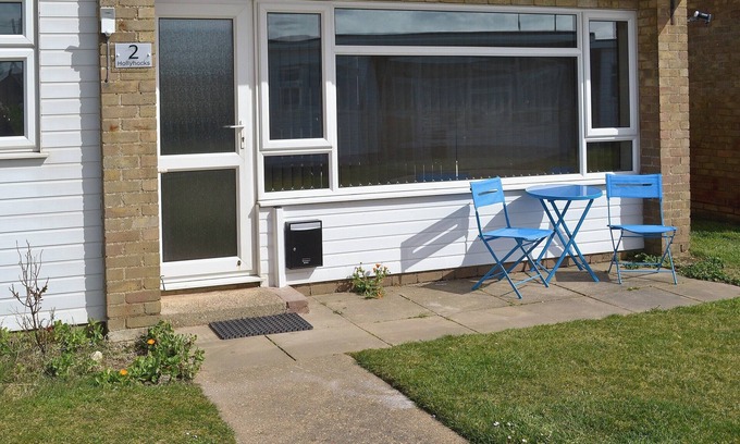 Walcott Cottage | Cozy 2 Bedroom Escape with Ocean View in Walcott