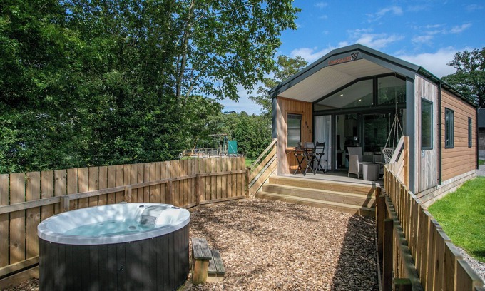 Wigton Cottage | Cozy 2 Bedroom Retreat with Spa and Hot Tub in Wigton