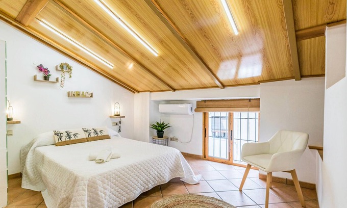 Ubeda House | Cozy 2-Bedroom Retreat with Spa and Kitchen in Ubeda