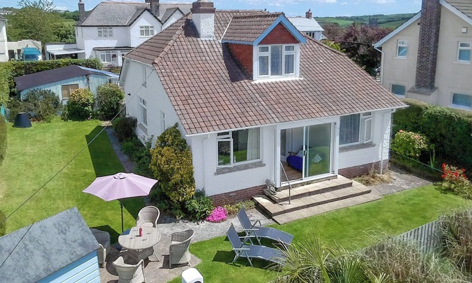 Stratton Cottage | Ideal 2-Bedroom Retreat in Stratton, Near Bude with Ocean View