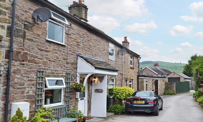 Combs Cottage | Exceptional 2-Bedroom Stay in Chapel-en-le-Frith