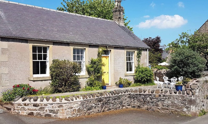 Duns Cottage | Family-Friendly 2 Bedroom Accommodation in Duns with Kitchen