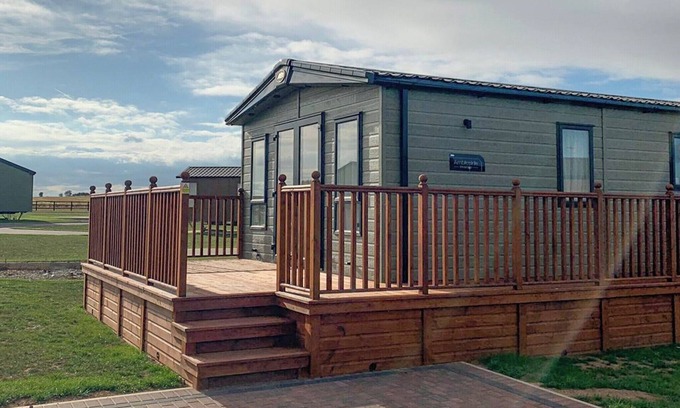 Tunstall Cabin | Top-Rated 2 Bedroom Stay in Tunstall, Near Hull