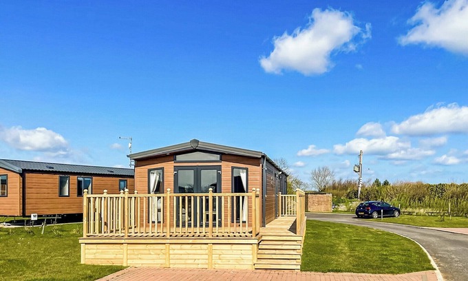 Tunstall Ski Chalet | Comfortable 2 Bedroom Stay Near Hull with Breakfast & Kitchen