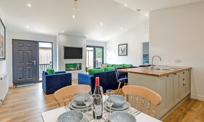 Skegness Ski Chalet | Comfortable 2-Bedroom Retreat in Orby with Spa and Hot Tub
