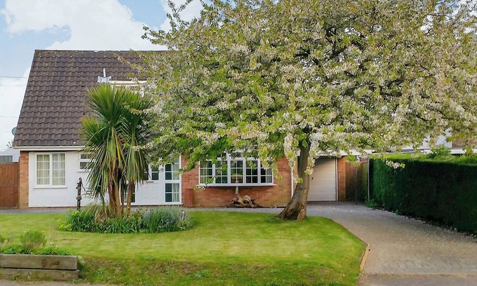 Upton Cottage | Cozy 2-Bedroom Retreat in Upton with Lake View Amenities