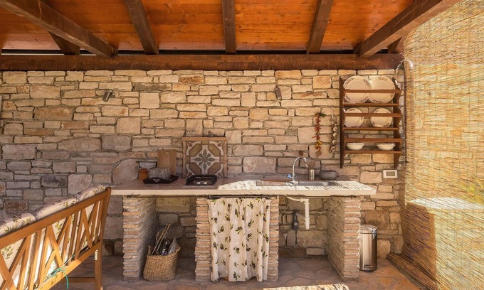 Debeljuhi House | Guest Rated: Impressive 2 Bedroom Stay in Zminj