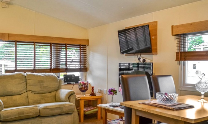 Tarbolton Cottage | Comfortable 2 Bedroom Getaway in Ayr with Great Amenities