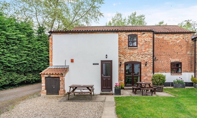 Huntington Cottage | Cozy 2 Bedroom Retreat in York with Kitchen & Breakfast