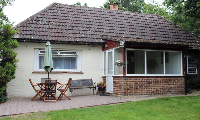 New Forest District Cottage | Inviting 2 Bedroom Getaway in Shobley, Near Ringwood